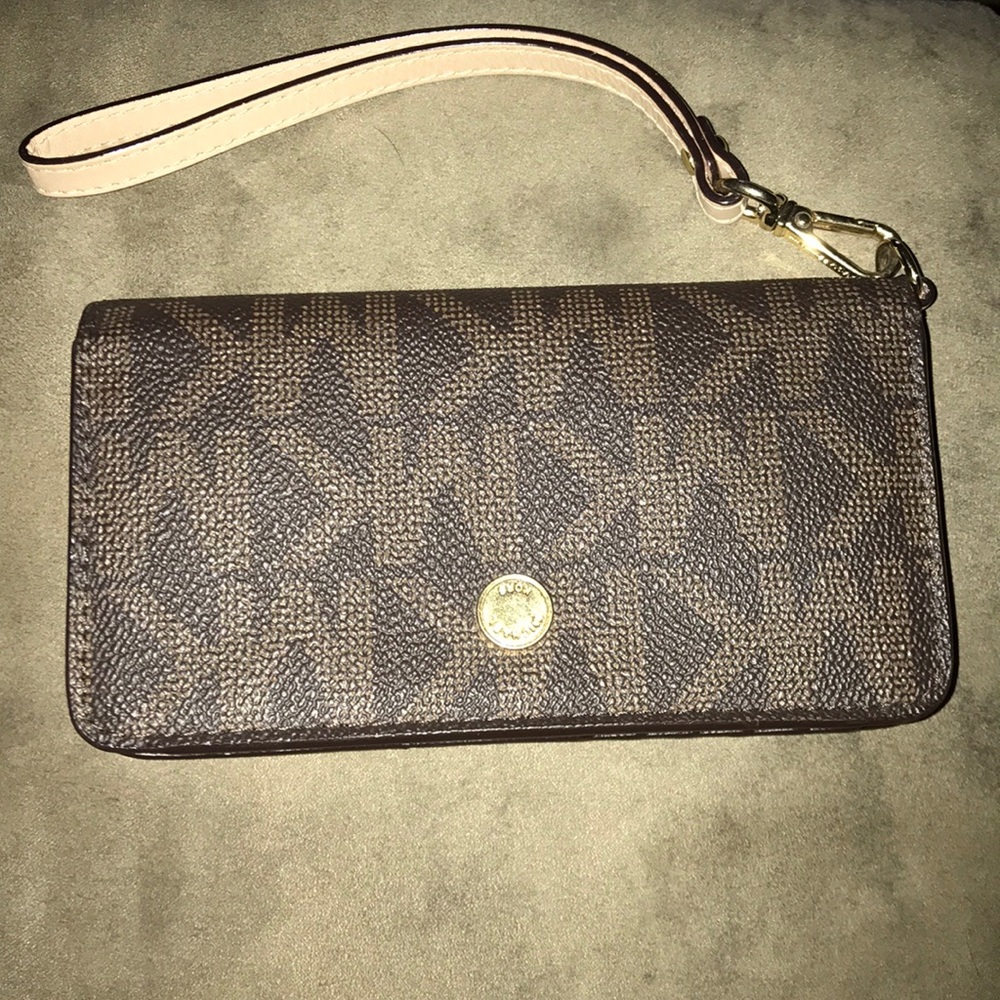 Micheal kors wristlet